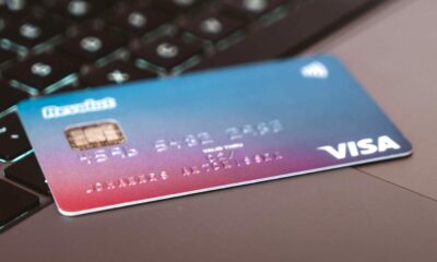 Carte bancaire VISA posée sur MacBook