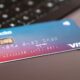 Carte bancaire VISA posée sur MacBook