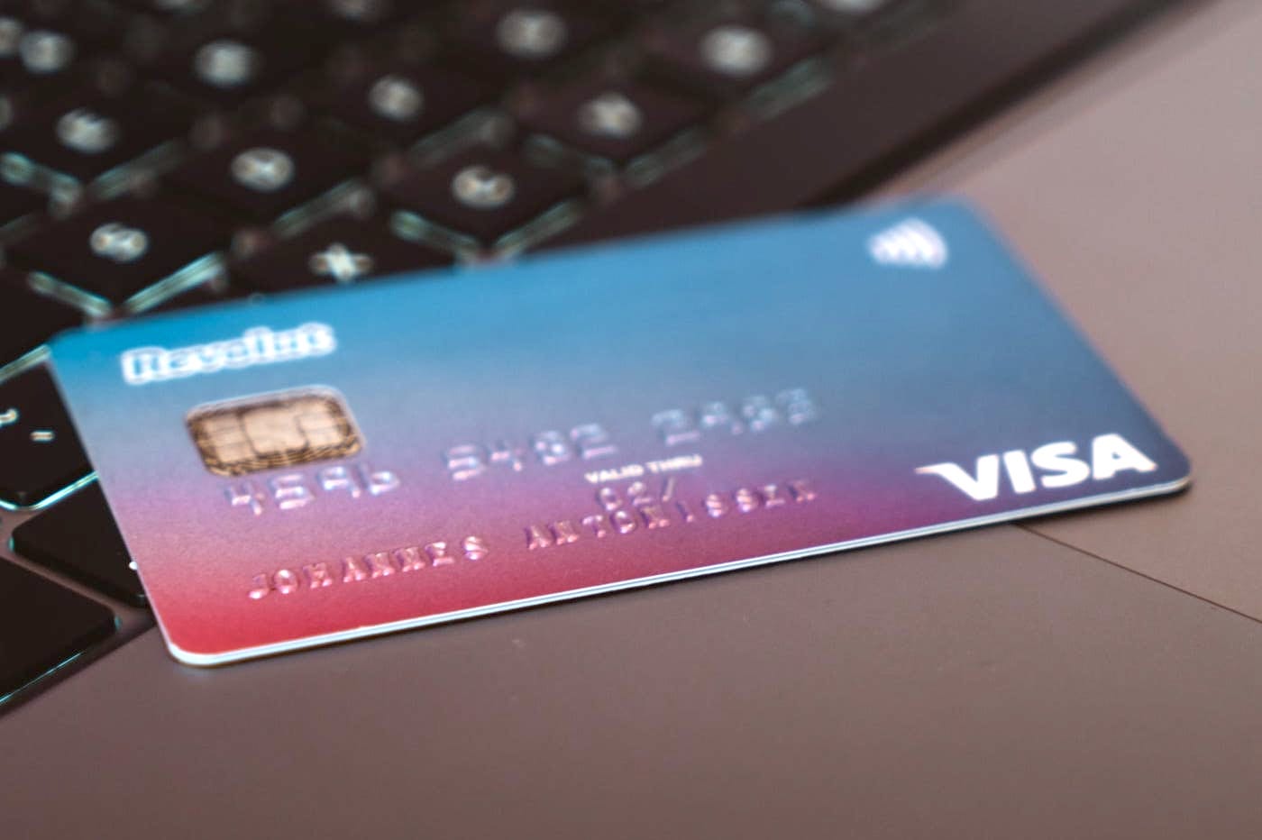 Carte bancaire VISA posée sur MacBook