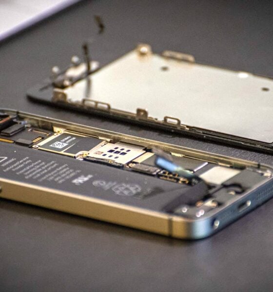 iPhone ouvert pour réparation