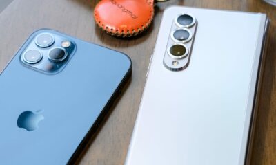 iPhone et smartphone Android posés sur une table