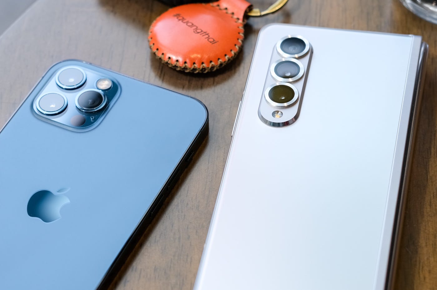 iPhone et smartphone Android posés sur une table