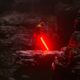 Personne tenant un sabre laser dans une grotte