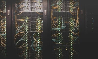 Colonne de serveurs informatiques interconnectés