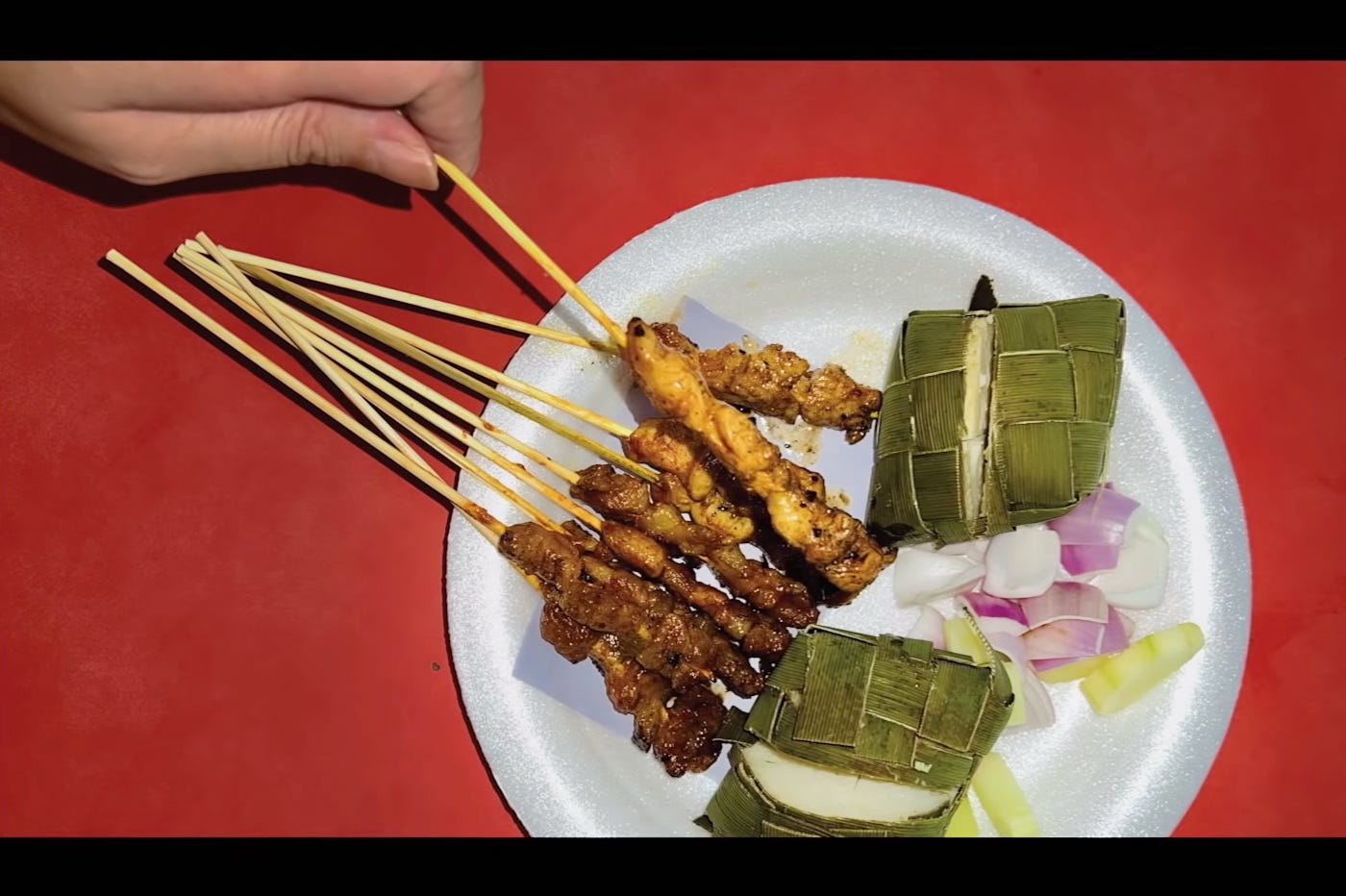 Plat spécialité de Singapour, avec brochettes de viande