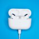 AirPods Pro et leur boitier avec prise Lightning