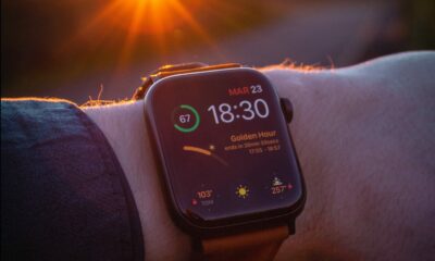 Apple Watch au poignet et soleil couchant