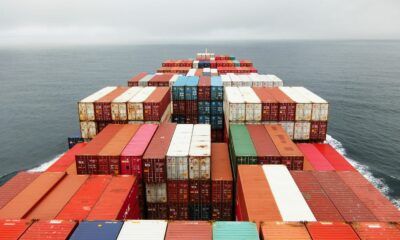 Bateau cargo conteneurs sur la mer