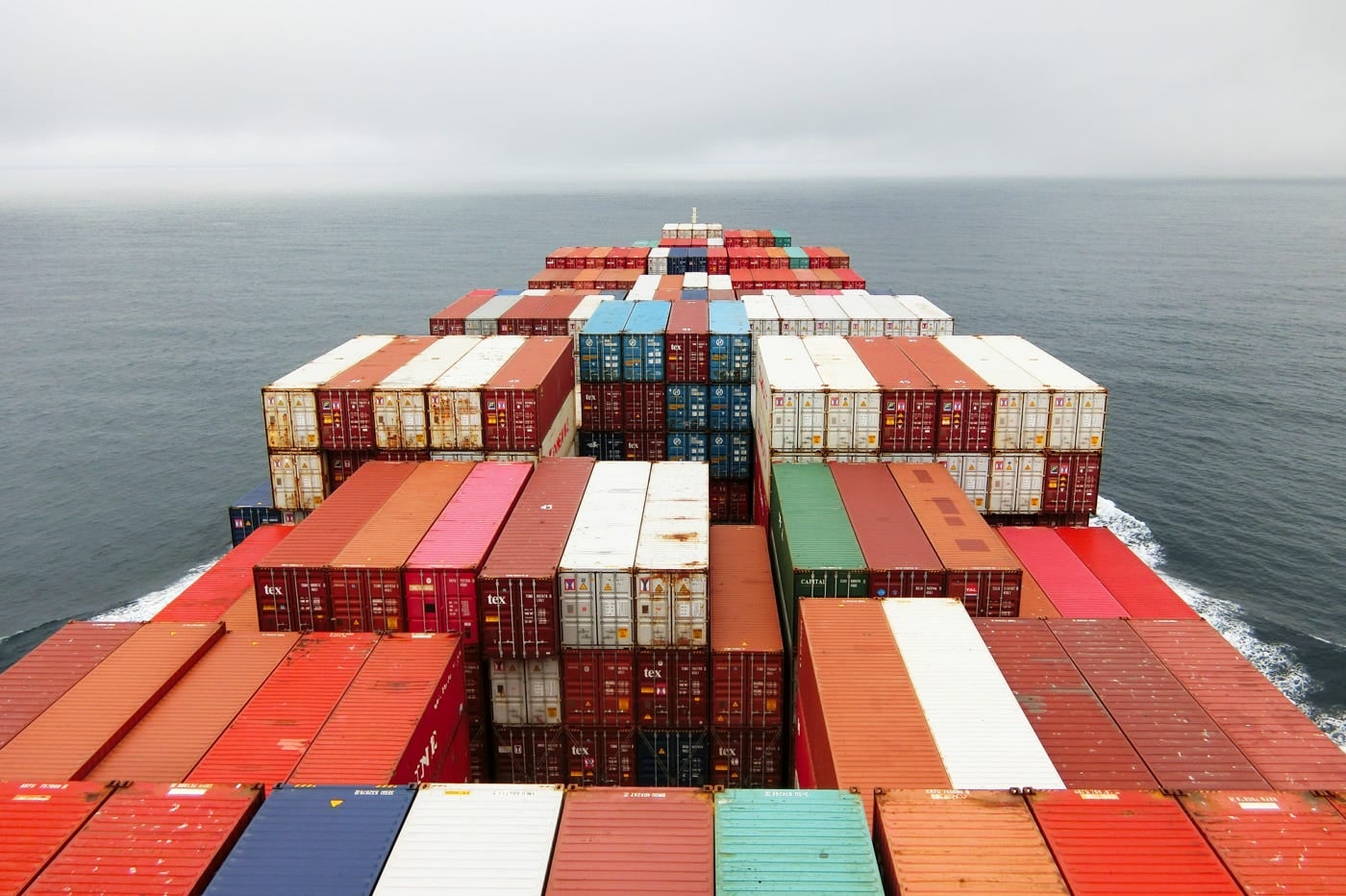 Bateau cargo conteneurs sur la mer