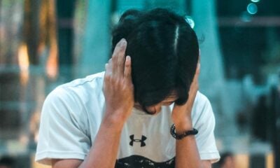 Homme se tenant la tête entre les mains