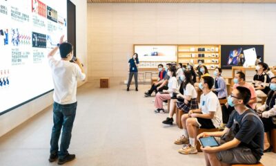 Conférence avec public, écran géant et présentateur