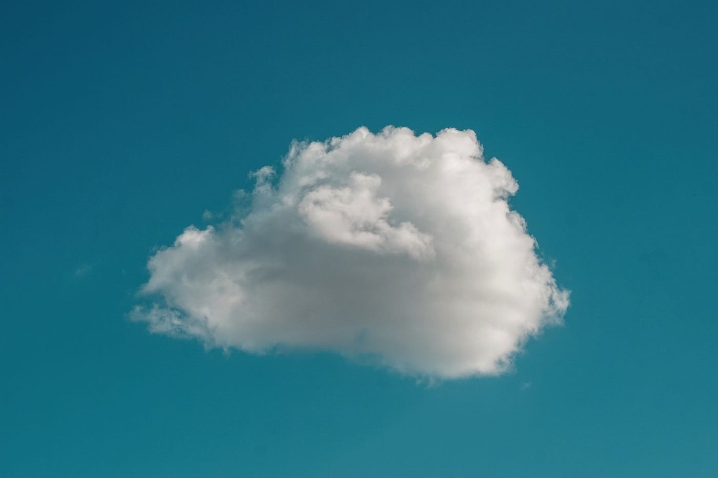 Nuage blanc dans le ciel