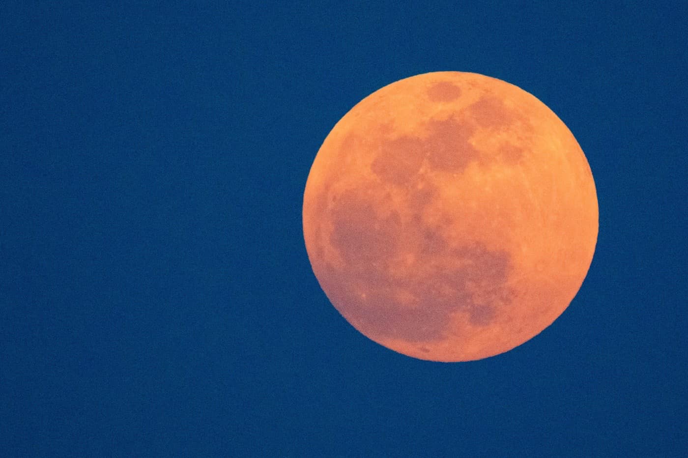 Lune rouge et ciel bleu