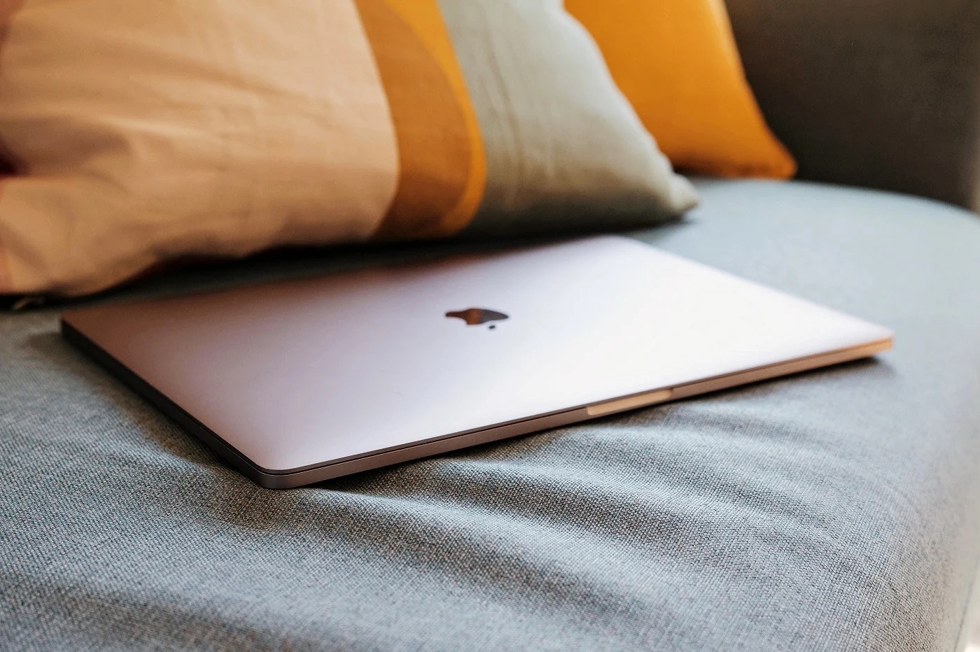 macbook sur canapé