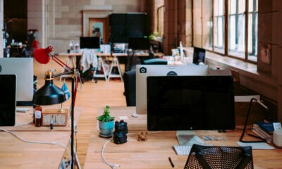 Bureau avec ordinateurs Mac