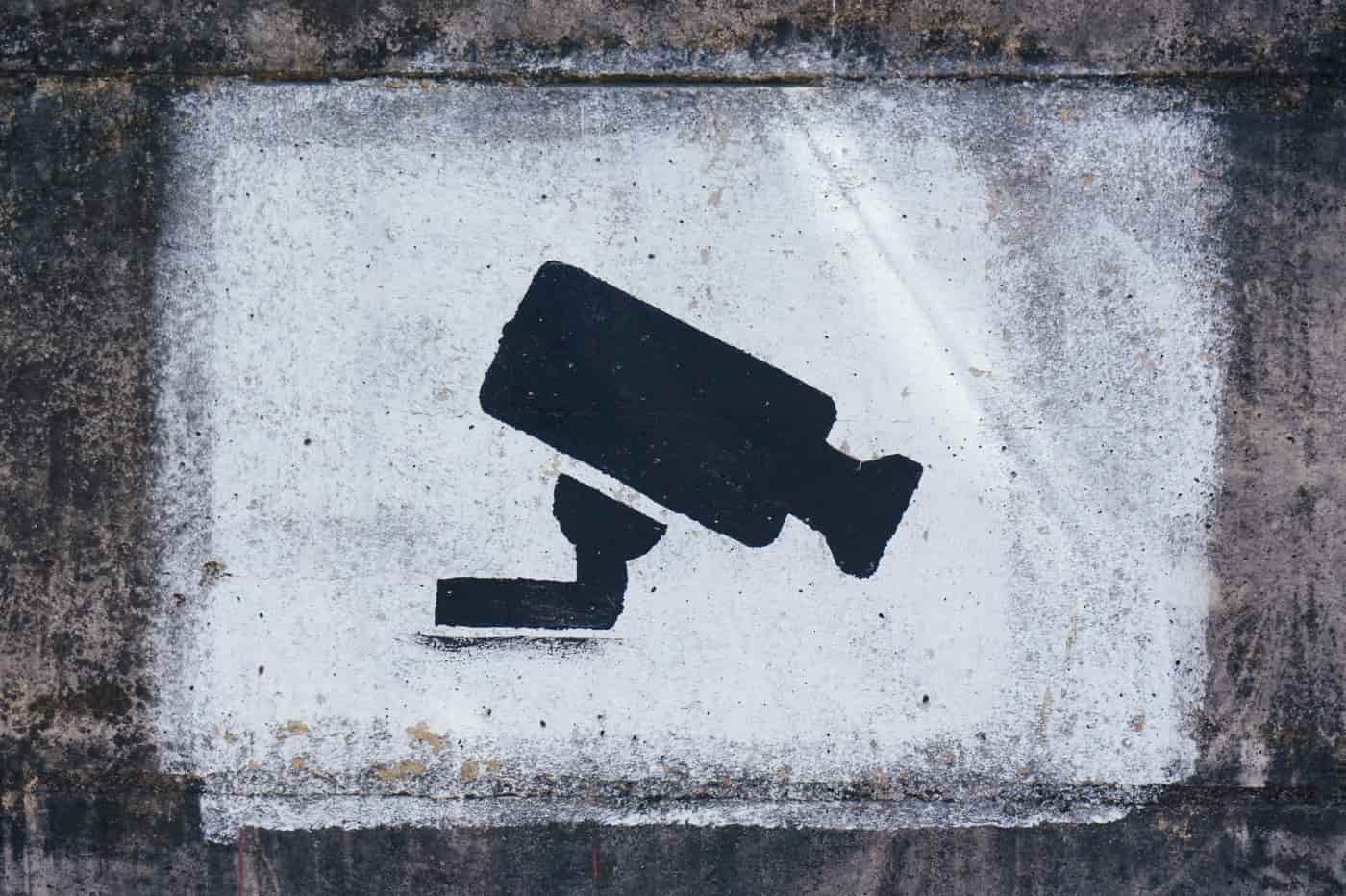 Caméra de surveillance peinture au mur