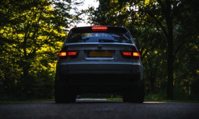 Voiture 4x4 BMW X5 de dos phares arrières