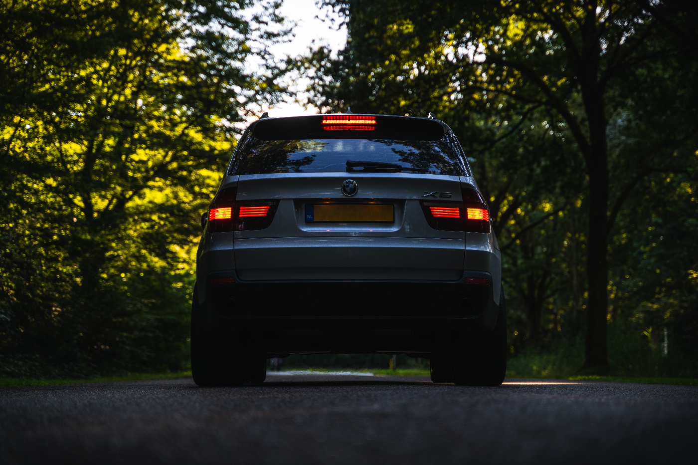 Voiture 4x4 BMW X5 de dos phares arrières