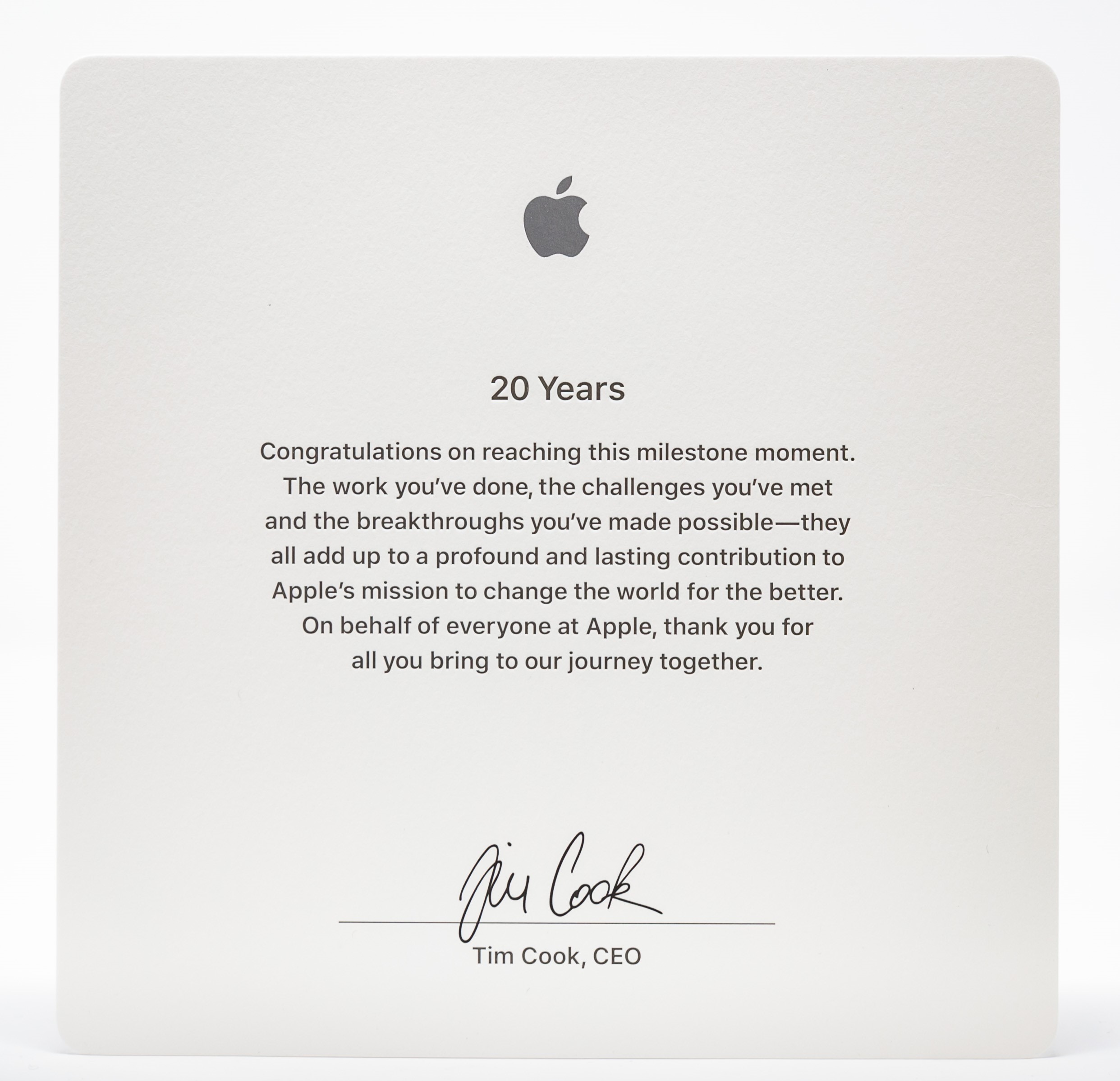 Récompense 20 ans Apple signée Tim Cook
