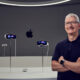 Tim Cook pose devant Apple Vision Pro