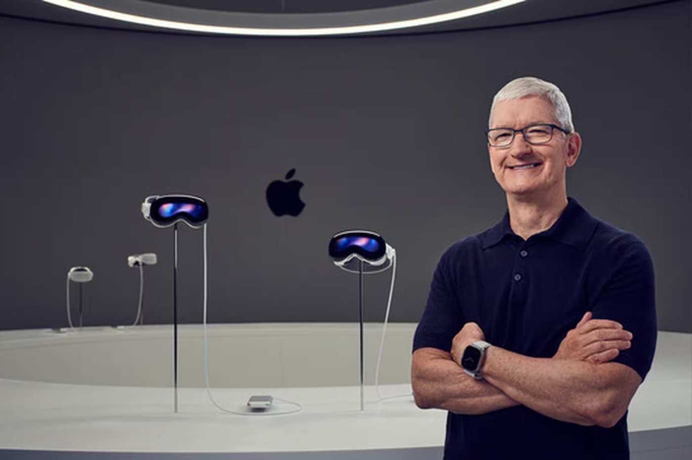 Tim Cook pose devant Apple Vision Pro