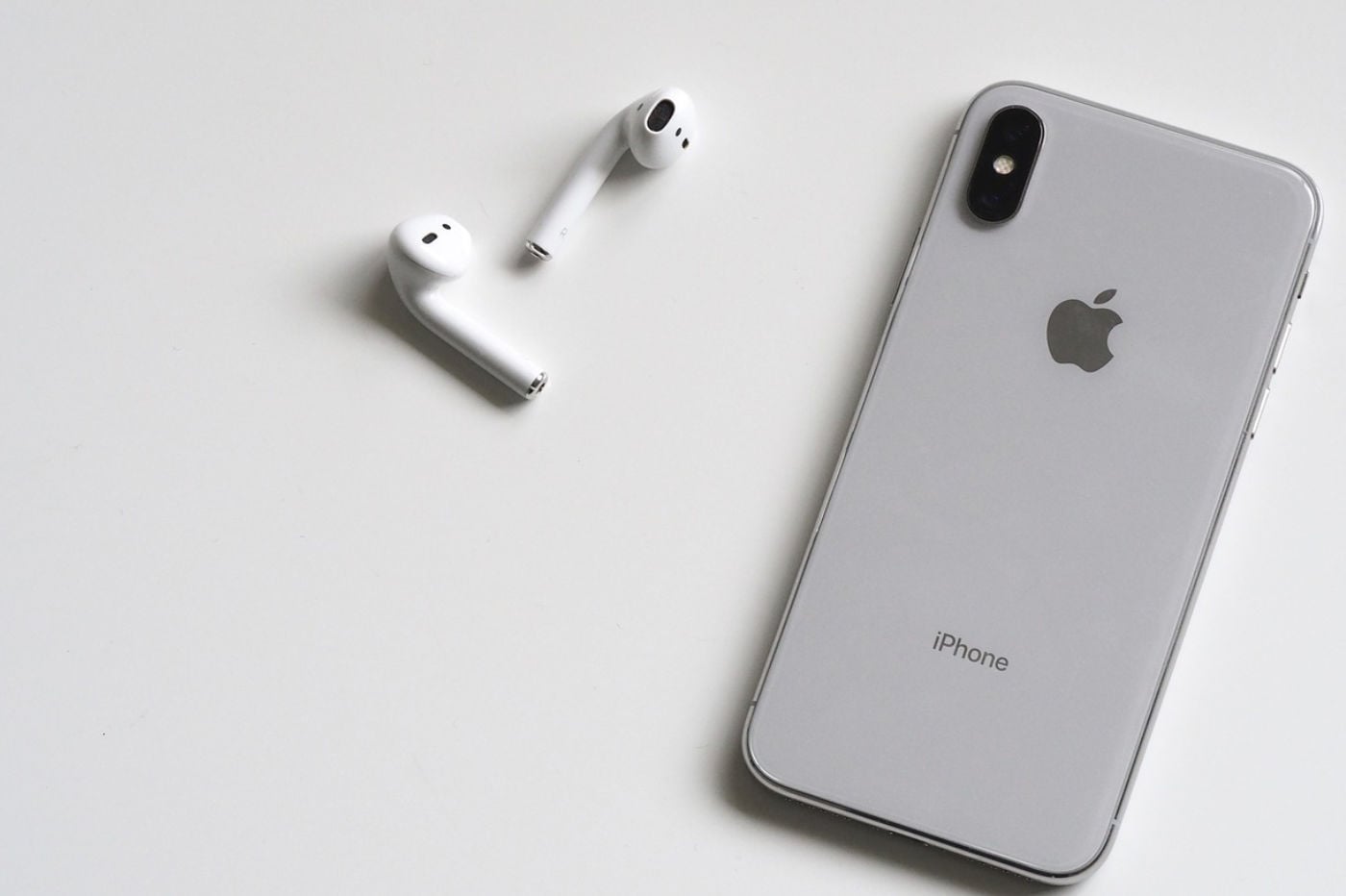 iPhone X AirPods