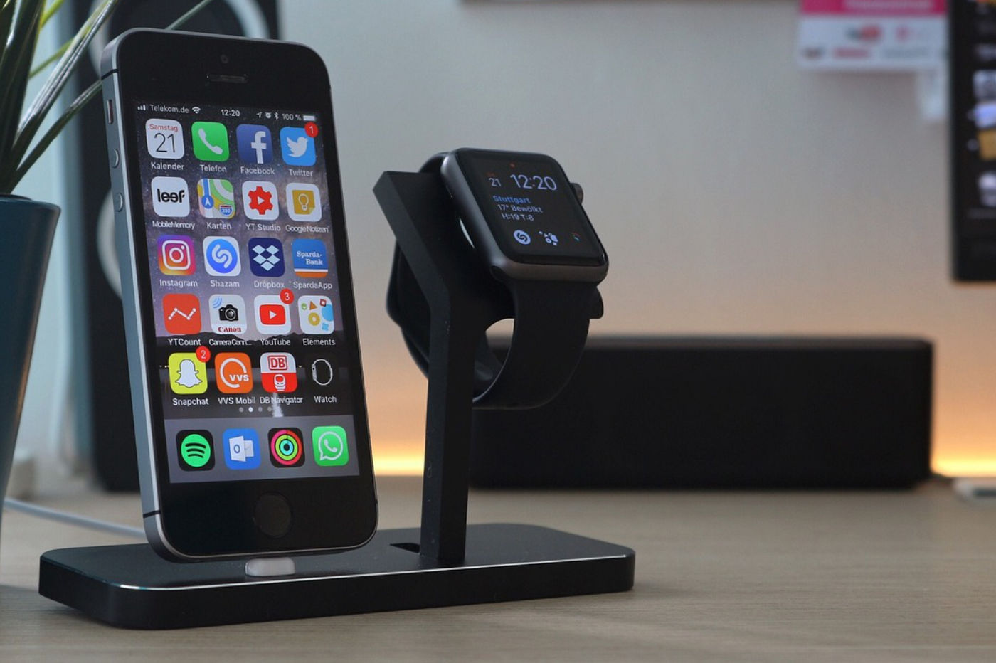 iPhone apple watch dock