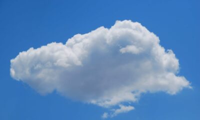 Nuage dans le ciel bleu