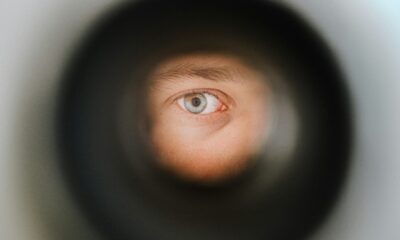 Trou de porte espionnage yeux regard