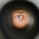 Trou de porte espionnage yeux regard