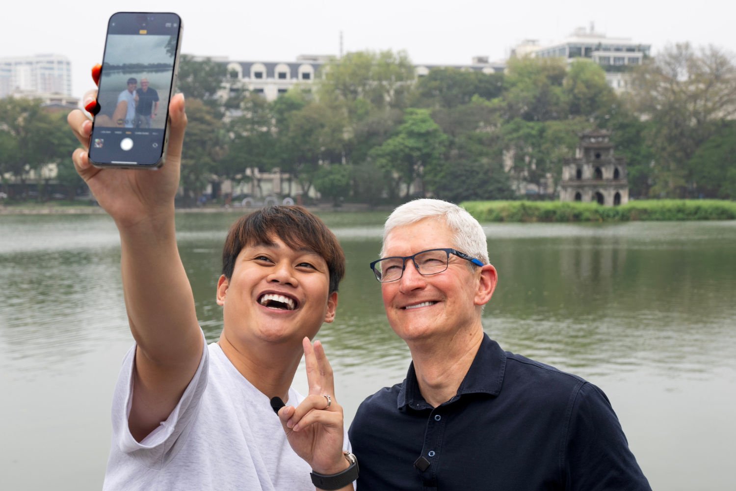 Tim cook vietnam photo