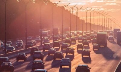 Soleil, voitures et autoroute