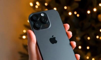 iPhone devant sapin de Noël