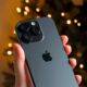 iPhone devant sapin de Noël