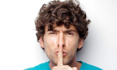 Homme doigt bouche chut silence