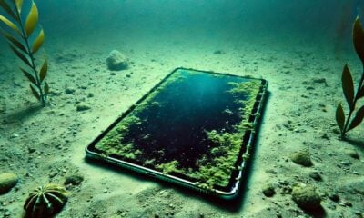 iPad au fond de l'eau dalle min