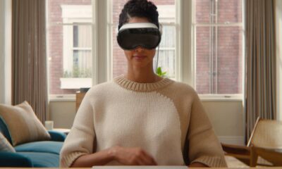 Femme porte apple vision pro face bureau