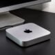 Mac mini apple posé sur bureau