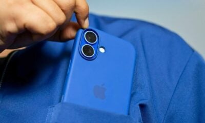 iPhone 16 bleu dans poche chemise
