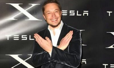 Twitter elon musk pose devant logos x et tesla min