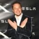 Twitter elon musk pose devant logos x et tesla min