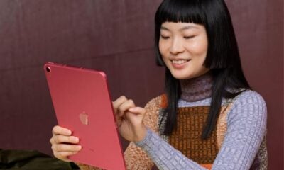 Femme utilise iPad 10 rose