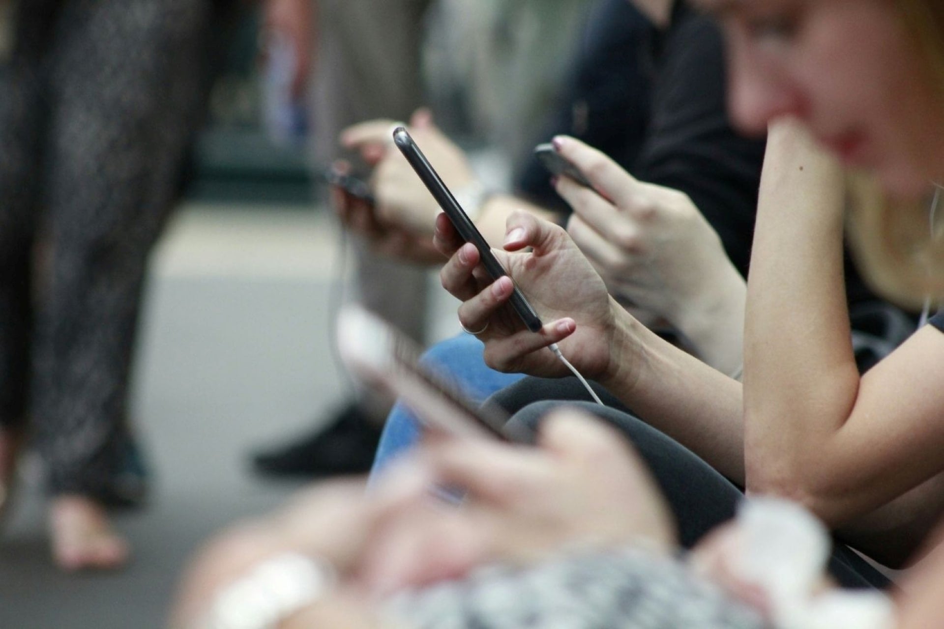 Reseaux sociaux transports metro tik tok reels scroll