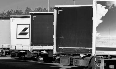 Remorques parking camion transport logistique min