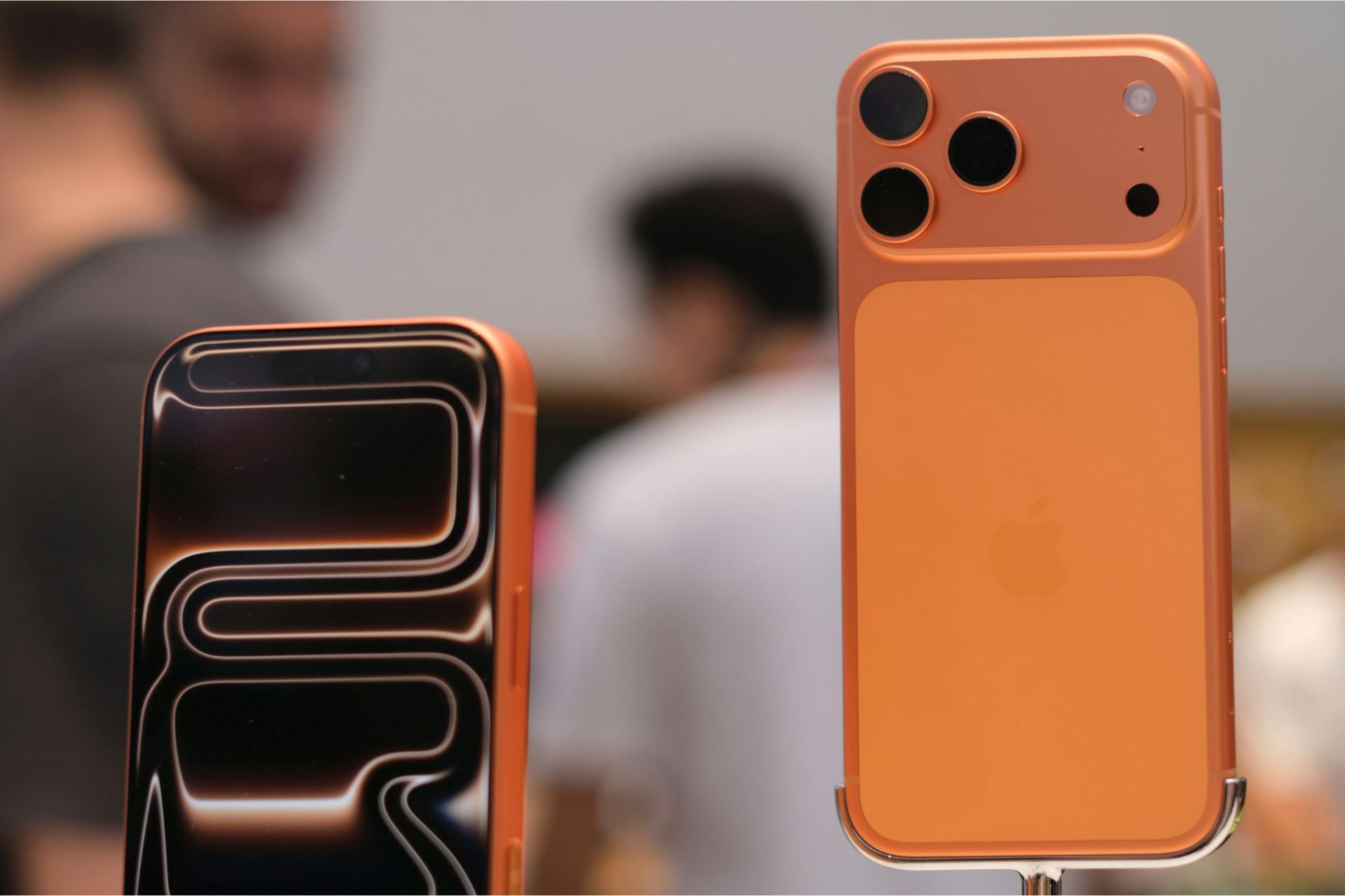 iPhone 17 Pro orange (2)