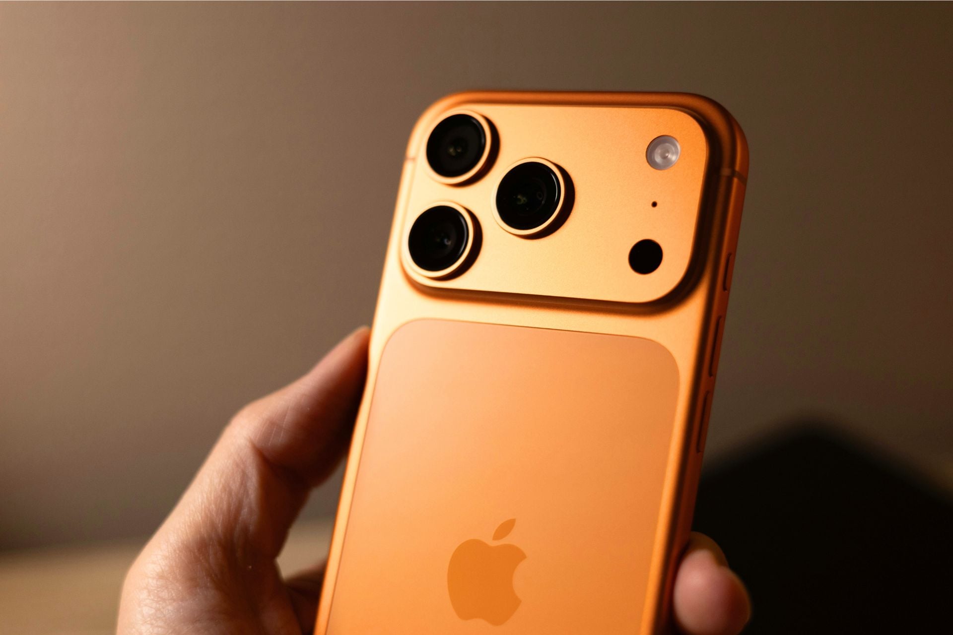 iPhone 17 Pro orange dos
