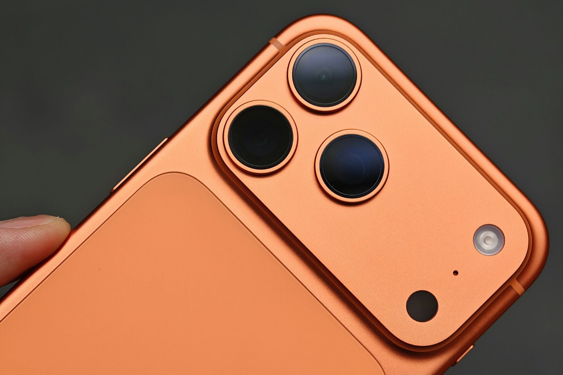 iPhone 17 Pro orange (3)