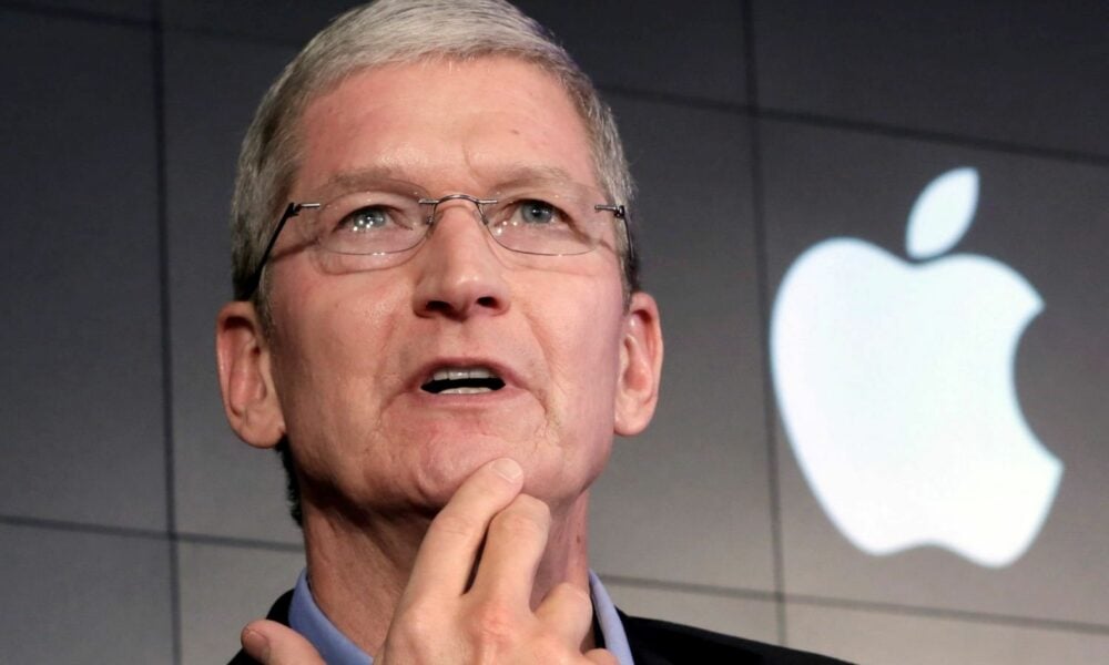Tim cook en train de réfléchir logo apple