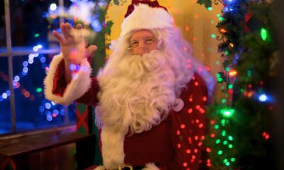 Pere noel fait un signe de la main min