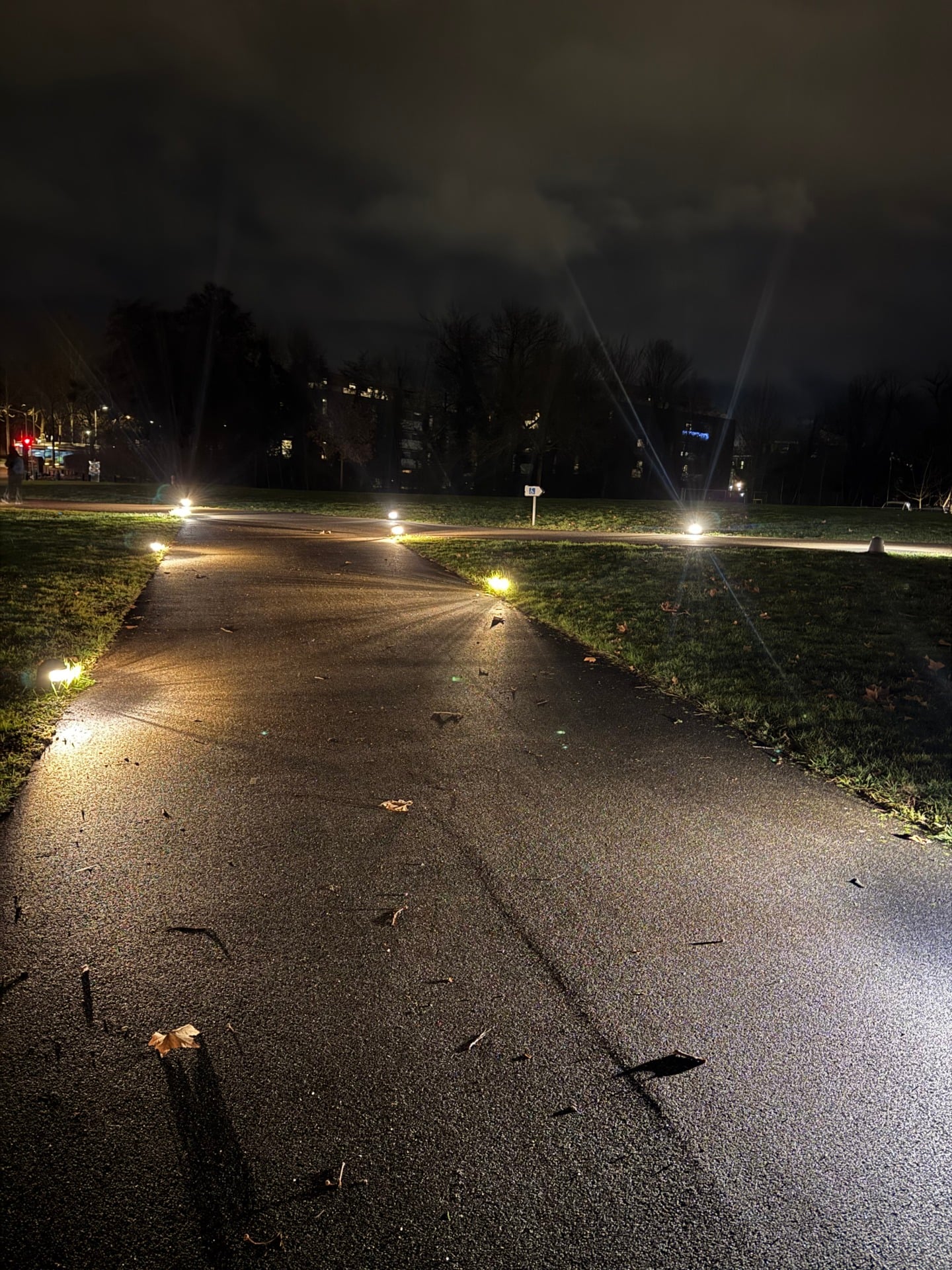 iPhone 15 Pro chemin nuit